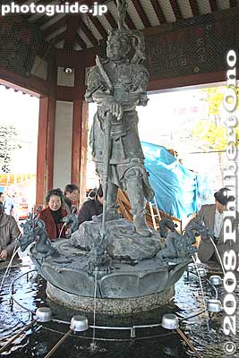 Water fountain 沙竭羅龍王像
Keywords: tokyo taito-ku asakusa kannon sensoji buddhist temple iwater fountain