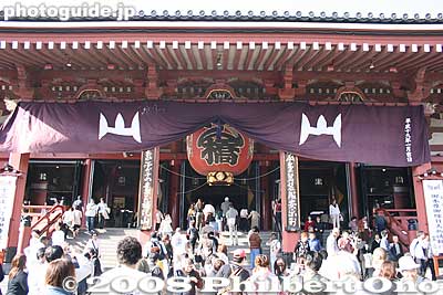 Hondo worship hall 本堂
Keywords: tokyo taito-ku asakusa kannon sensoji buddhist temple hall paper lantern asakusabest
