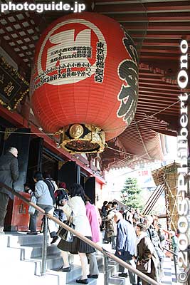 Going to worship.
Keywords: tokyo taito-ku asakusa kannon sensoji buddhist temple hall paper lantern worshippers