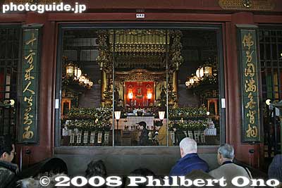 Hondo worship hall altar 本堂
Keywords: tokyo taito-ku asakusa kannon sensoji buddhist temple hall altar asakusabest