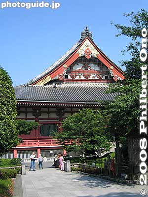 Hondo worship hall side view 本堂
Keywords: tokyo taito-ku asakusa kannon sensoji buddhist temple hall