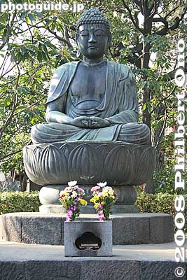 Keywords: tokyo taito-ku asakusa kannon sensoji buddhist temple statue buddha