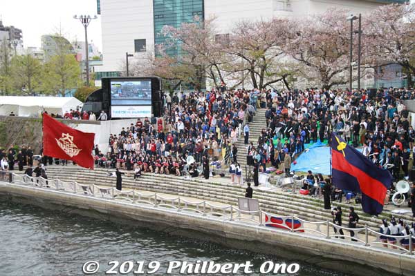 Next to Sakura Bridge was the main cheering section for both Waseda (left) and Keio on the right. Surprised to see them sitting together, but it later made sense.
Keywords: tokyo sumida river sokei Waseda Keio Regatta rowing boat