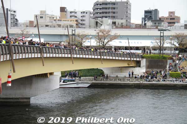 The finish line was at Sakura Bridge near Asakusa. Elderly alumni spectators on Sakura Bridge sang the school song spontaneously. 
Keywords: tokyo sumida river sokei Waseda Keio Regatta rowing boat