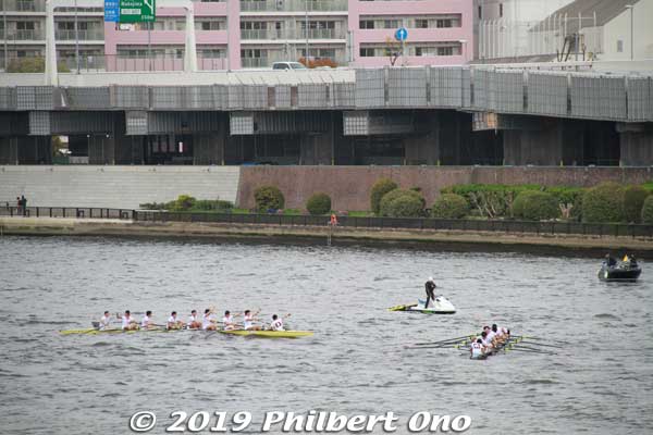 After 12 min. 49.64 sec., Waseda squeaked by Keio to win. Here they are after winning. 
Keywords: tokyo sumida river sokei Waseda Keio Regatta rowing boat