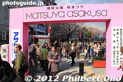 Entrance to Sumida Park during cherry blossom season. I visited in April 2012 to get shots of cherry blossoms with Tokyo Sky Tree in the background. Tokyo Sky Tree was to open in May 2012.
Keywords: tokyo taito-ku asakusa sumida park river cherry blossoms sakura flowers
