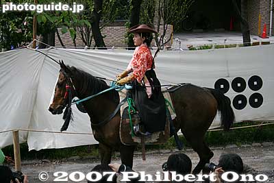 Local high school girl proudly rides back to the starting point amid applause.
Keywords: tokyo taito-ku ward asakusa yabusame horseback archery sumida park