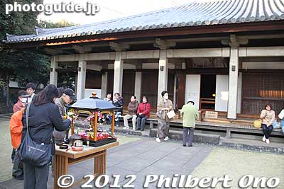 I visited on April 8, 2012. April 8 is Hana-matsuri or Buddha's birthday at Tennoji temple in Yanaka Cemetery, Tokyo.
Keywords: tokyo taito-ku Yanaka Cemetery tennoji temple hanamatsuri