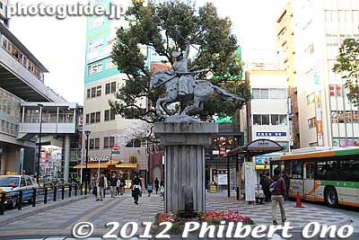 In front of JR Nippori Station east side is a statue of Ota Dokan who built Edo Castle in the 15th century and thus founded Tokyo.
Keywords: tokyo taito-ku nippori station