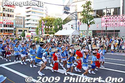 The 37th Otsuka Awa Odori was held on Aug. 26, 2009 (Wed.) in the middle of the week from about 5 pm to 9 pm. They paraded on the main road in front of the south side of JR Otsuka Station on the Yamanote Line in Tokyo.
Keywords: tokyo toshima-ku otsuka awa odori folk dance matsuri festival bon 