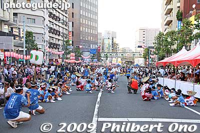 So it was not a good situation for taking pictures. The dance route was short, maybe only 300 meters. They danced on only one road. That's why it was quite crowded. 
Keywords: tokyo toshima-ku otsuka awa odori folk dance matsuri festival bon 