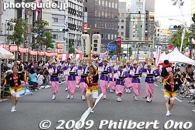 They are from Toshimagaoka Joshi Gakuen, a private girls' school. 豊島岡女子学園 桃李連
Keywords: tokyo toshima-ku otsuka awa odori folk dance matsuri festival bon 