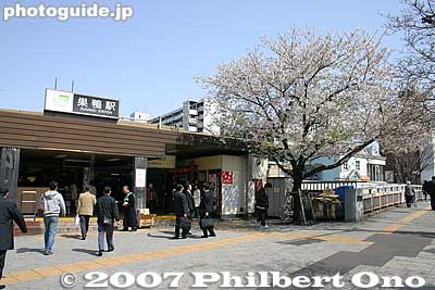 JR Sugamo Station on the Yamanote Line. 巣鴨駅
Keywords: tokyo toshima-ku ward sugamo train station yamanote line