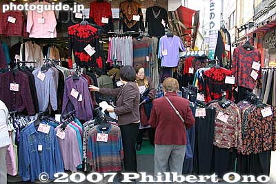 The clothing shops are geared for elderly women. Sugamo is the fashion capital for elderly women. 「おばあちゃんの原宿」
Keywords: tokyo toshima-ku ward sugamo jizo-dori shopping arcade shotengai