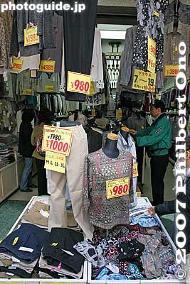 Most of the clothing items are price low, around 1,000 yen which might be affordable by people living on social security.
Keywords: tokyo toshima-ku ward sugamo jizo-dori shopping arcade shotengai elderly