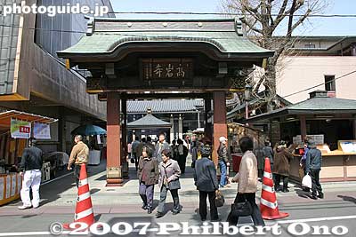 Gate to Koganji temple, a famous spot along the shopping street.
Keywords: tokyo toshima-ku ward sugamo jizo-dori shopping arcade shotengai elderly koganji temple