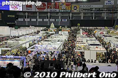 There are six major categories including fragrance, flower displays, flower designs (Japanese and western arrangements), artwork (photos, paintings, etc.), and individual flowers. Huge crowds on weekends.
Keywords: tokyo bunkyo-ku dome Japan Grand Prix International Orchids Festival show flowers 