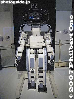 The first humanoid robot called "P2" was large and tall. His hands were claws (see enlarged photo below). Looks very threatening. Introduced in 1996.
Keywords: tokyo robotics show fair trade humanoid robots