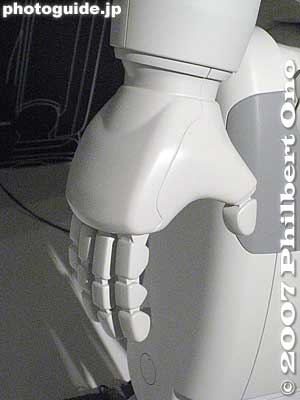 Humanoid hand of ASIMO.
Keywords: tokyo robotics show fair trade humanoid robots japandesign