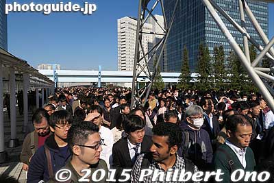 Large crowd wait to enter Tokyo Big Sight to see the Tokyo Motor Show.
Keywords: tokyo koto motor show big sight 2015