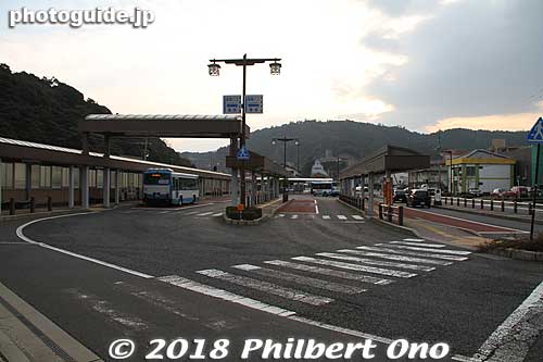 Bus stop at JR Kurayoshi Station. Buses go to Hawai Onsen and the Shirakabe Storehouse district.
Keywords: tottori kurayoshi station