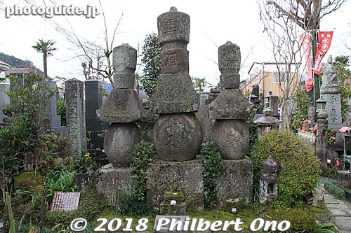 Dairenji Temple in Kurayoshi, Tottori also has graves of local merchants who made it rich and local samurai. 大蓮寺
Keywords: tottori kurayoshi shirakabe Utsubuki-Tamagawa