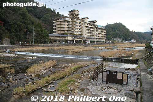 The river has a nice outdoor bath.
Keywords: tottori misasa onsen hot spring spa