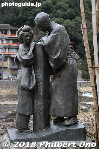 This statue shows a famous scene from the "Misasa Kouta" silent movie that was made for the song in 1929.
Keywords: tottori misasa onsen hot spring spa