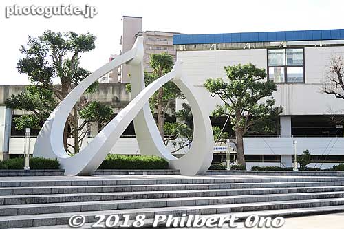 Sculpture in front of JR Tottori Station.
Keywords: tottori train station