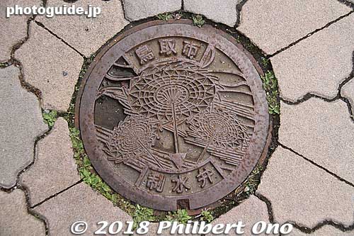 Tottori manhole with Shan Shan Matsuri umbrella design.
Keywords: tottori manhole