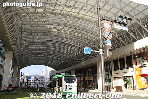 Covered arcade in front of Tottori Station
Keywords: Tottori
