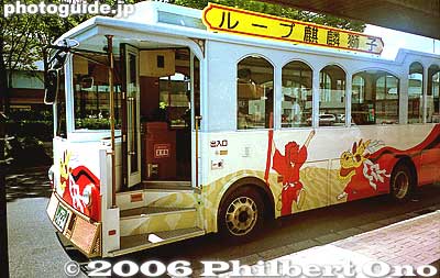 An older shuttle bus for city sights.
Keywords: tottori