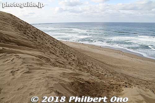 Over many years, strong winds blew the ocean sand onto the beach to form the Tottori Sand dunes.
Keywords: Tottori sand dunes sakyu japanocean