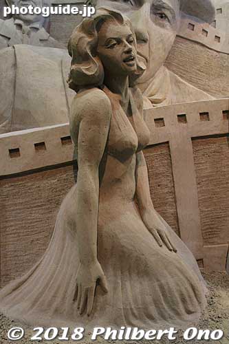 Closeup of Marilyn Monroe sand sculpure.
Keywords: tottori Sand Museum sculptures