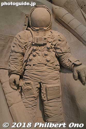 American astronaut.
Keywords: tottori Sand Museum sculptures