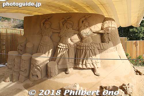 Hula dancers. Nice that Hawaii was the only US state that got its own sculpture. Very appropriate since it's the closest one to Japan.
Keywords: tottori Sand Museum sculptures