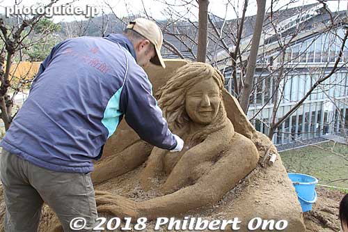 Nearby was another hula sculpture still in progress. I didn't understand why he was still working on this when this USA sand sculpture exhibition would end a few days after my visit. 
This USA sand sculpture exhibition ended on Jan. 3, 2018. 
Keywords: tottori Sand Museum sculptures