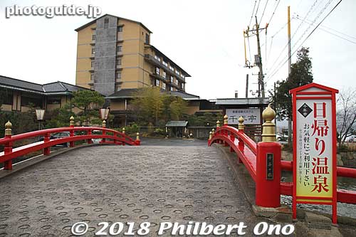 Bridge to Sennentei. I decided to bathe in their outdoor bath. Most of the inns have baths for visitors costing up to ¥1,000. 千年亭
Keywords: tottori yurihama hawai onsen hot spring