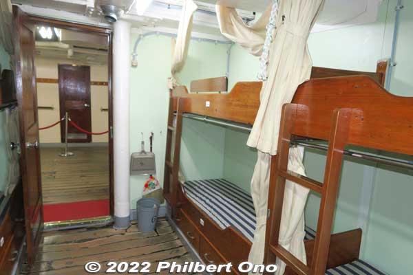 Cadet's cabin with bunk beds 185 cm long and 65 cm wide. This is smaller than the standard futon (90 cm x 200 cm) we sleep on today.
Keywords: Toyama Shinko Port imizu kaio kaiwo maru museum ship
