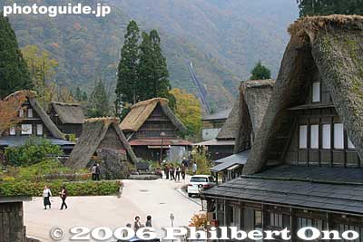 Center of Ainokura
Keywords: toyama nanto ainokura gassho-zukuri thatched roof house minka