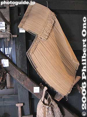 Snow coat made of straw.
Keywords: toyama nanto ainokura gassho-zukuri thatched roof house minka