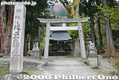 Shrine torii
Keywords: toyama nanto ainokura gassho-zukuri thatched roof house minka