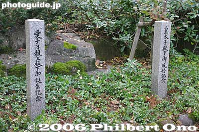 Monument commemorating the marriage of Crown Prince Hiro (right) and birth of Princess Aiko (left)
Keywords: toyama nanto ainokura gassho-zukuri thatched roof house minka