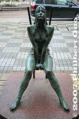 Sculpture along a shopping street
Keywords: toyama takaoka sculpture japansculpture