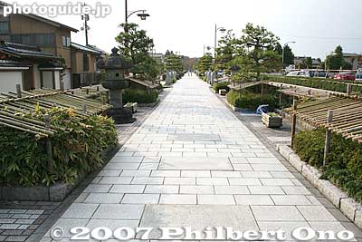 Zuiryuji Temple is a 10-min. walk from the south side of JR Takaoka Station. This is the white stone path (called Hatcho-michi 八丁道) leading to the temple. Go in the opposite direction to reach Lord Maeda Toshinaga's grave.
Keywords: toyama takaoka zen buddhist temple zuiryuji