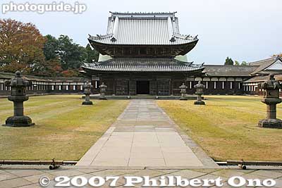 After passing through Sanmon Gate, you see the Butsuden Hall, another National Treasure. 仏殿
Keywords: toyama takaoka zen buddhist temple zuiryuji national treasure