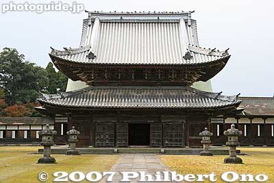 Zuiryuji Butsuden Hall was built in 1659. The roof has lead plates. A magnificent example of Zen architecture. Takaoka, Toyama.
Keywords: toyama takaoka zen buddhist temple zuiryuji national treasure japantemple