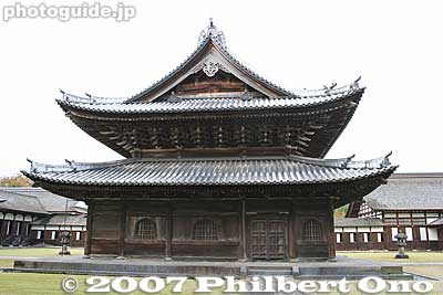 Side view of Butsuden Hall
Keywords: toyama takaoka zen buddhist temple zuiryuji national treasure