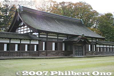 On the left of the Butsuden is Zendo Hall for zazen meditation training as well as for eating and sleeping for priests. The building is an Important Cultural Property. 禅堂
Keywords: toyama takaoka zen buddhist temple zuiryuji national treasure