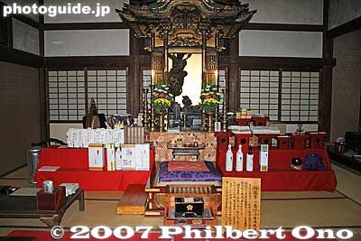 Minor altar in Hatto Hall
Keywords: toyama takaoka zen buddhist temple zuiryuji national treasure
